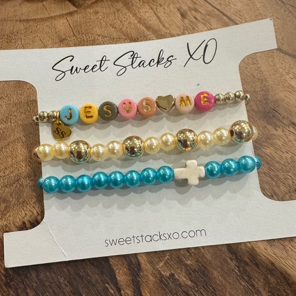 “Jesus Loves Me” Graphic Beaded Bracelet Stack - Picture 3 of 7